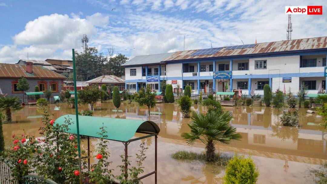 J&K News: भारी बारिश और बाढ़ के कारण बंद 11 दिन बाद फिर से खुलेंगे जम्मू के स्कूल, संस्थानों को निर्देश जारी Jammu schools will reopen from 10 September closed due to heavy rains and floods J&K News: भारी बारिश और बाढ़ के कारण बंद 11 दिन बाद फिर से खुलेंगे जम्मू के स्कूल, संस्थानों को निर्देश जारी