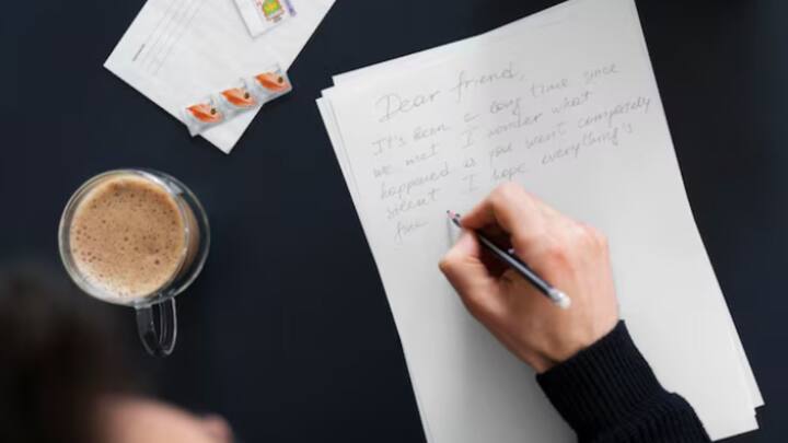 ফ্রন্টিয়ার্স ইন সাইকোলজি জার্নালে প্রকাশিত গবেষণা অনুযায়ী, টাইপ করার চেয়ে হাতে লেখার সময় মস্তিষ্কে ইলেক্ট্রিক্যাল অ্যাক্টিভিটি বেশি থাকে। ফলে মস্তিষ্কের সেই অংশ, যেখান থেকে হাতের নড়াচড়া, দৃষ্টিশক্তি, ইন্দ্রিয়শক্তি এবং স্মৃতি নিয়ন্ত্রিত হয়, তা আরও সক্রিয় হয়ে ওঠে।