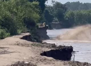 ਲੁਧਿਆਣਾ 'ਚ ਸਤਲੁਜ ਦਰਿਆ ਤੋਂ ਹੜ੍ਹ ਦਾ ਖ਼ਤਰਾ ਬਰਕਰਾਰ, ਸੁਰੱਖਿਆ ਲਈ ਬਣਾਏ ਰਿੰਗ ਬੰਨ੍ਹ ਤੱਕ ਪਹੁੰਚਿਆ ਪਾਣੀ, ਪ੍ਰਸ਼ਾਸਨ ਪੂਰੀ ਤਰ੍ਹਾਂ ਚੌਕਸ