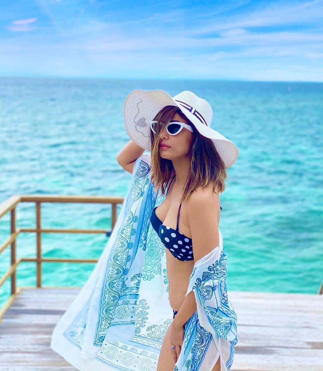 Hina Khan played the role of Akshara in 'Yeh Rishta Kya Kehlata Hai' in which she was seen in the role of a straightforward daughter-in-law. But on social media, the actress has blown everyone's senses with her bikini look. Hina Khan shared pictures on her Instagram handle while flaunting her toned figure in this blue bikini, which the fans' heartbeat was sharp. Talking about this viral picture, this is the time when the actress went to Maldives with her boyfriend. In this polka dot bikini, her killer style is really difficult to remove her eyes.