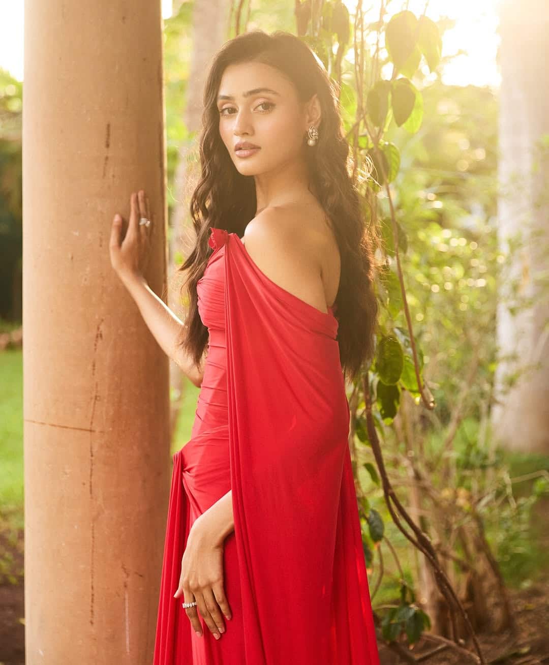 Janaki is very well covered in this red color dress, Janaki's look with backless dress and nude makeup is giving glamorous vibe.