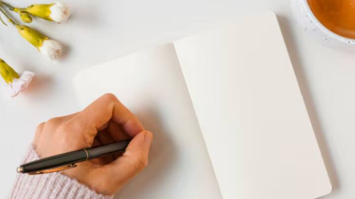 টাইপ করলে দ্রুত কাজ মিটে যায়। হাতে লিখলে ধীর গতিতে কাজ এগোয়। ফলে তথ্য মুখস্তও হয়ে যায় আমাদের। পড়ুয়াদের জন্য এই প্রক্রিয়া বেশ উপকারী।