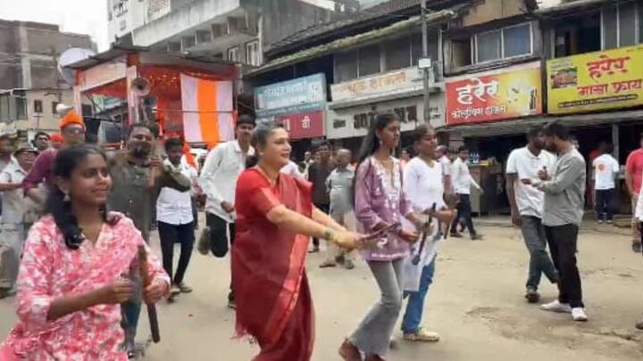 कोल्हापूरचे पालकमंत्री प्रकाश आबिटकर, खासदार शाहू महाराज छत्रपती, काँग्रेस नेते सतेज पाटील यांच्यासह सर्व प्रशासकीय अधिकारी यांच्या हस्ते बाप्पाची आरती झाली.