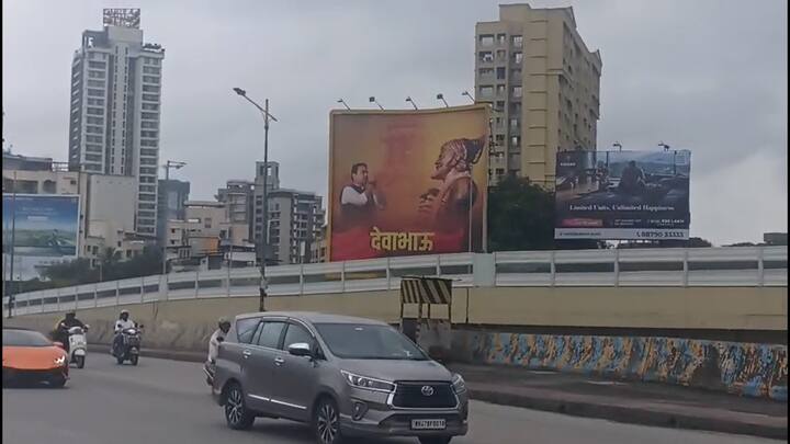 कोणीही निंदा करो, कितीही टीका करो, तरीही गोरगरीब जनतेला न्याय देणारा देव माणूस एकच. ते म्हणजे मुख्यमंत्री देवेंद्रजी फडणवीस असा बॅनरवर मजकूर लिहण्यात आला आहे. 'छत्रपती शिवरायांचा विचारांचा वारसदार. ना जातीचा, ना पातीचा, ना भाषेचा, देवाभाऊ....' असंही त्यावर लिहलं आहे.