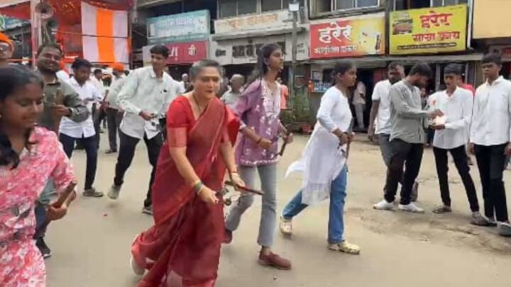 कोल्हापुराय यंदा गणेश विसर्जन मिरवणुकीवर पावसाचे सावट असल्याने थोडी निराशा होण्याची शक्यता आहे.