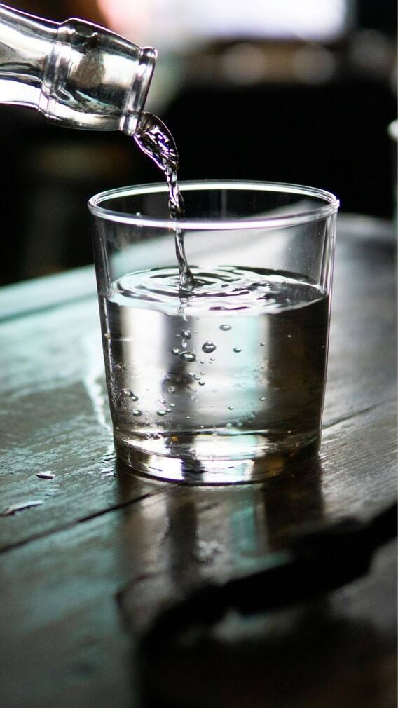 রোজ সকালে খালি পেটে ঈষদুষ্ণ জল খাওয়ার উপকারিতা কী কী ?