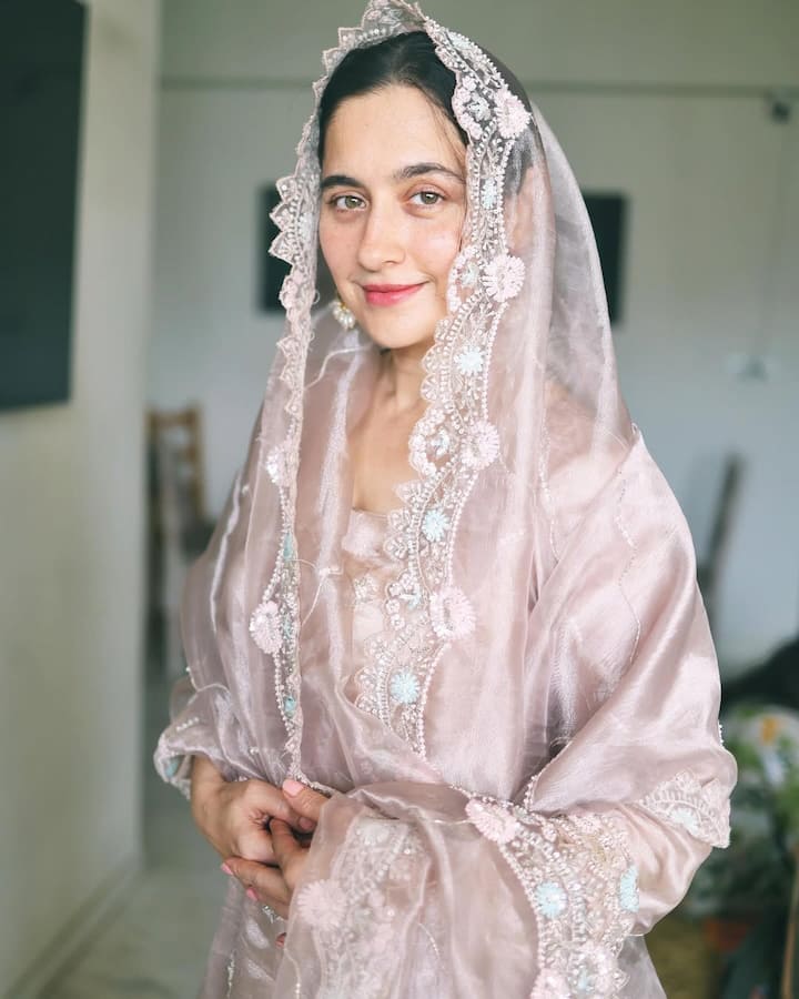 This 40 -year -old actress has always left her indelible impression in the minds of the audience with her characters. Also, by being a part of many reality shows, he has introduced the audience to his talent. Not only this, on social media, she makes fans crazy with her glamorous style. Seeing his beautiful pictures, it is really difficult to remove his eyes.