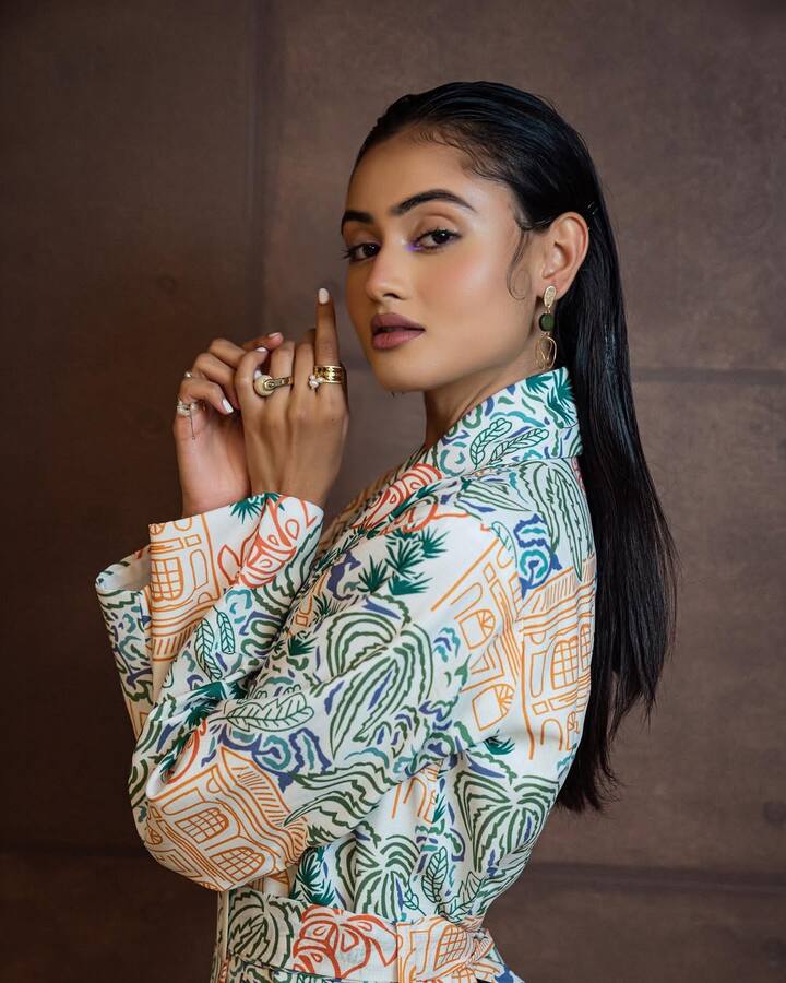 This confident style of Janaki is making her special, with nude makeup and accessories she gave this look glamorous touch.