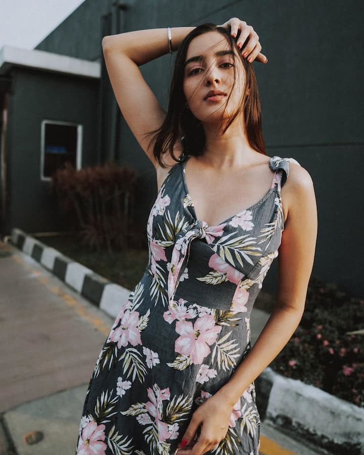 फिल्मों के अलावा सिमरत कौर कई पंजाबी म्यूजिक वीडियोज़ में भी नजर आ चुकी हैं. इनमें बुर्ज खलीफा और लारा लप्पा (हिम्मत संधू), लोफर (जीजी सिंह) और तेरे बिन ज़िंदगी (मीका सिंह) जैसे गाने शामिल हैं. इन वीडियोज़ ने उन्हें युवाओं के बीच काफ़ी लोकप्रिय बना दिया.