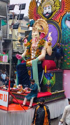 PHOTOS : बाप्पा निघाले गावाला चैन पडेना आम्हाला! देवदेवतांच्या वेशभूषा, ढोल-डीजेचा दणदणाट; नाशिकमध्ये गणेश विसर्जन मिरवणुकीचा उत्साह