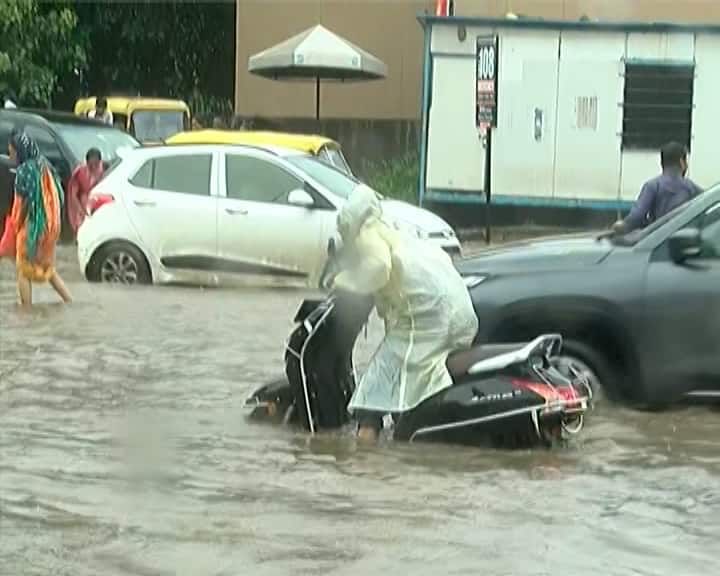 Rajkot Rain: રાજકોટ શહેર અને ગ્રામ્ય વિસ્તારોમાં મેઘરાજાએ મહેર વરસાવતા જનજીવન પ્રભાવિત થયું છે. સાથે સાથે મહાનગરપાલિકાની કામગીરી પણ ખુલી પડીગઈ છે.