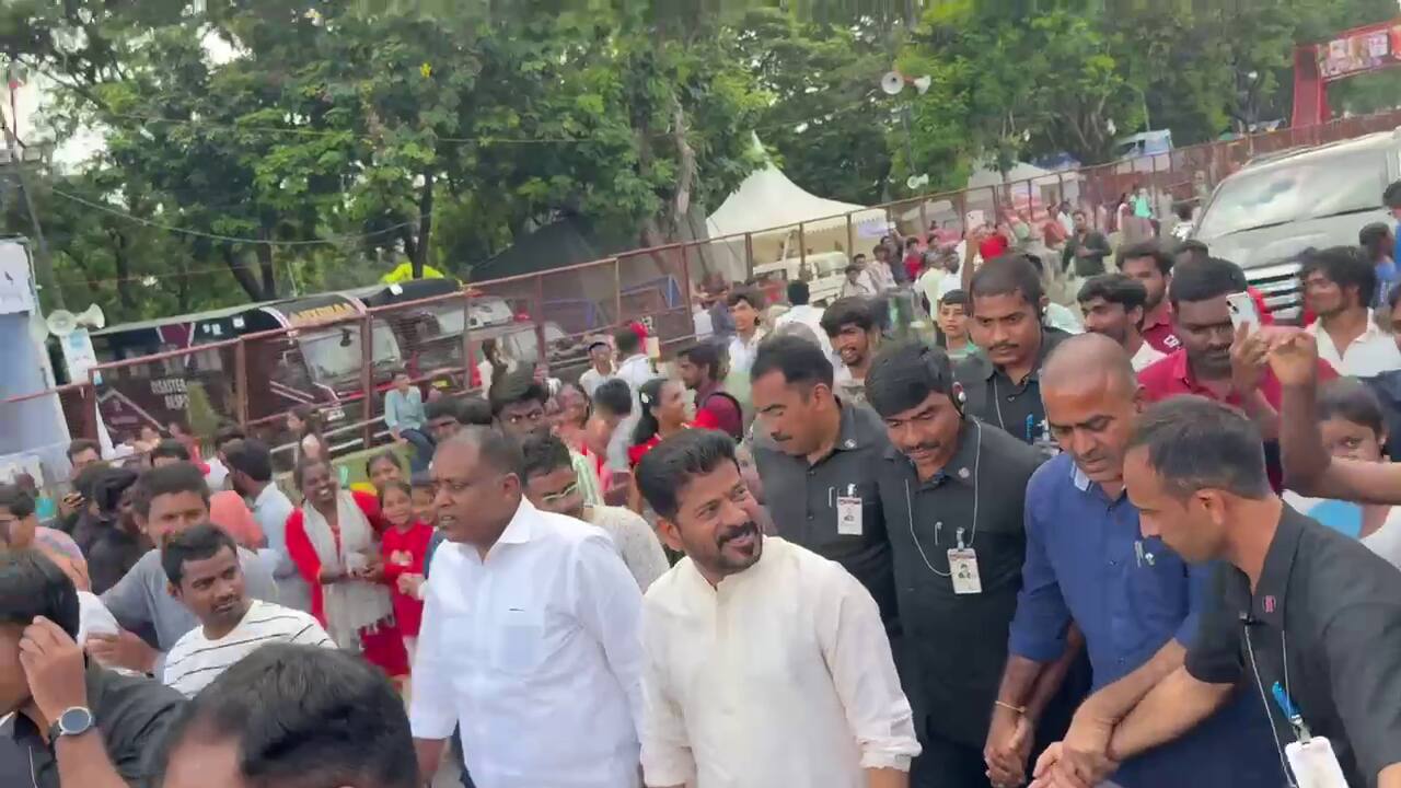 Revanth Reddy at Hussain Sagar: గణేష్ నిమజ్జనాలను పరిశీలించిన సీఎం రేవంత్ రెడ్డి, గణపతి బప్పా మోరియా అంటూ నినాదాలు