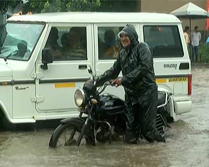 આજે પણ રાજકોટના અનેક વિસ્તારોમાં પાણી ભરાવાની સમસ્યા જોવા મળી, જે દર વર્ષે ચોમાસામાં સામાન્ય બની ગઈ છે.