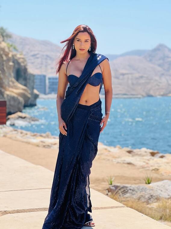 બ્લૂ સાડીમાં પૂજા ભાલેકરે ફ્લોન્ટ કર્યું હોટ ફીગર