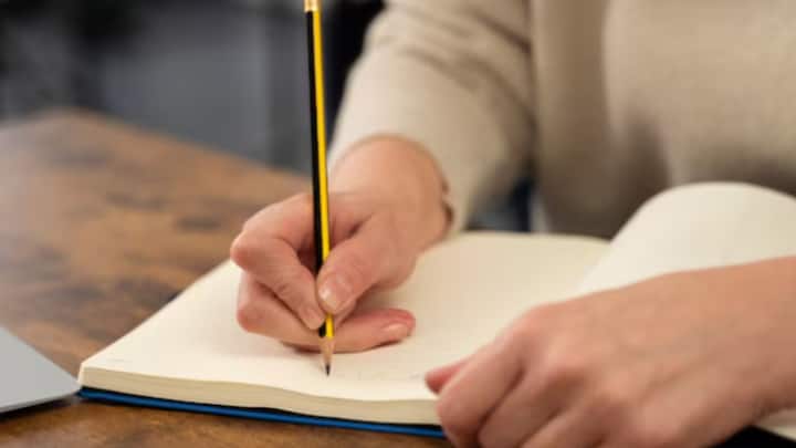 প্রযুক্তির যুগে টাইপ করলে অবশ্যই সময় বাঁচে। কিন্তু হাতে লেখার উপকারিতা অতুলনীয়। স্মৃতিশক্তি বাড়াতে চাইলে, মনোযোগ বাড়াতে চাইলে এর বিকল্প নেই। নিয়মিত লেখার অভ্য়াস করলে নিজেই পার্থক্য বুঝতে পারবেন।