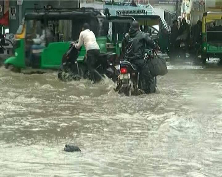 આજે રાજકોટ શહેર અને જિલ્લામાં ધોધમાર વરસાદને કારણે અનેક રસ્તાઓ પર વાહનવ્યવહાર ધીમો પડ્યો છે, અને હજુ આગામી દિવસોમાં પણ વરસાદી માહોલ રહેવાની શક્યતા છે.