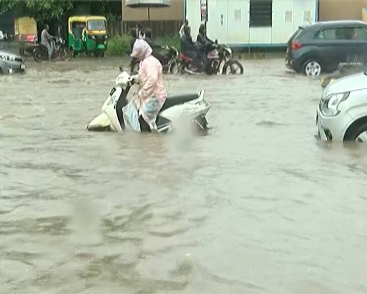 સવારથી શરૂ થયેલા મૂશળધાર વરસાદને કારણે શહેરના મુખ્ય રસ્તાઓ પર પાણી ભરાઈ ગયા છે, જેના કારણે વાહનચાલકોને ભારે મુશ્કેલીનો સામનો કરવો પડી રહ્યો છે.