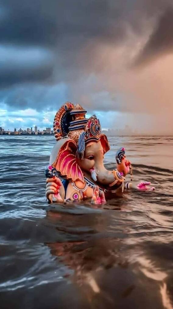 गणपतीच्या मूर्तीचे विसर्जन नेहमी पाण्यातच का करतात?