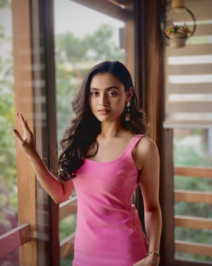 Janaki looks very beautiful in this pink bodycon dress, this simple style of her is making her even more graceful and glamorous.