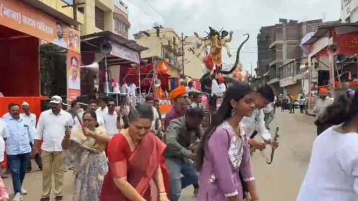 दरम्यान, कोल्हापूरमधील श्री अमर तरुण मंडळ यांच्या मिरवणुकीमध्ये छत्रपती घराण्यातील सदस्या मधुरीमाराजे छत्रपती यांनी सहभाग घेतला.