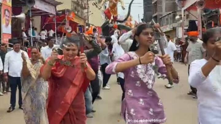 पहिल्या मानाचा गणपतीची विसर्जन मिरवणूक सुरू झाल्यानंतर कोल्हापूर शहरातील विसर्जन मिरवणुकीला सुरुवात होते.