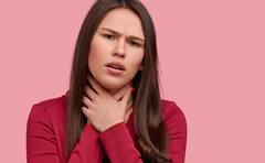 गले के आसपास दिखे ऐसे लक्षण तो हो जाएं सावधान कहीं इन घातक बीमारियों की चपेट में तो नहीं आ गए आप