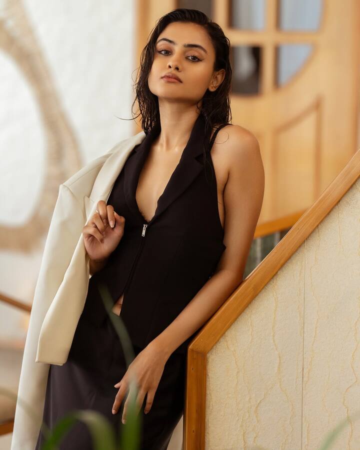 Janki is seen very beautiful in this picture, she is wearing a black deep neck outfit. With this, he has put a white jacket on his shoulder. His look looks slim and stylish.