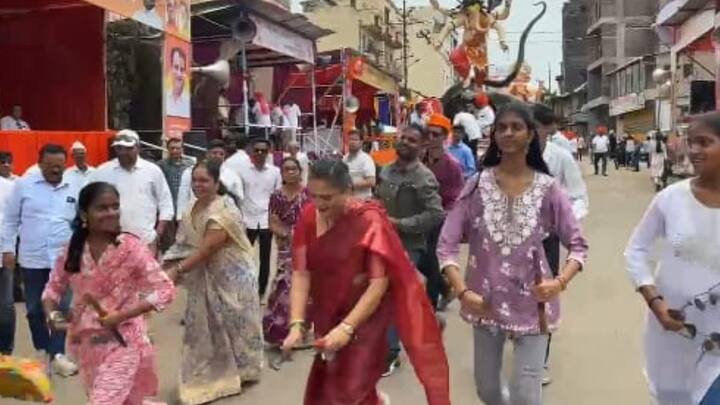 यावेळी मधुरिमाराजे यांनी महिलांसोबत हलगीच्या तालावर लेझीमचा ताल धरला.