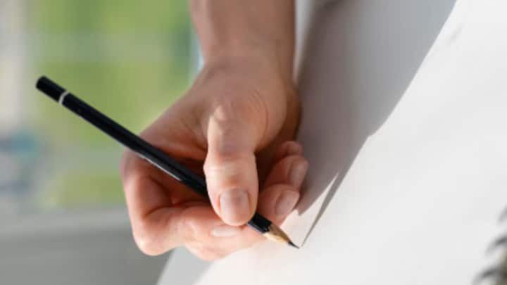 হাতে লেখার সময় চোখ, হাত এবং মস্তিষ্ক একসঙ্গে কাজ করে। ফলে লিখিত তথ্যের সঙ্গে এক ধরনের মানসিক ও শারীরিক সংযোগ তৈরি হয়, যা টাইপ করার সময় হয় না।