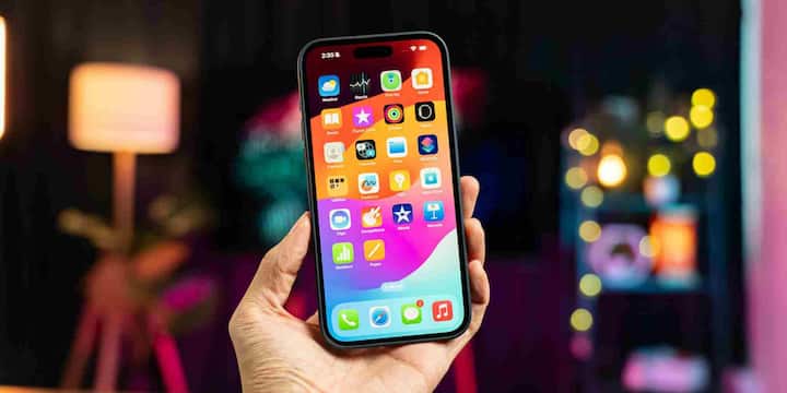 iPhone 15 Pro Max न सिर्फ कीमत में बल्कि फीचर्स के मामले में भी बेहद खास है. इसमें 6.7 इंच का सुपर रेटिना XDR OLED डिस्प्ले दिया गया है, जिसमें 120Hz ProMotion रिफ्रेश रेट, Dolby Vision और 2000 निट्स पीक ब्राइटनेस जैसी खूबियां शामिल हैं. फोन का फ्रेम ग्रेड-5 टाइटेनियम से बना है जो इसे हल्का और मजबूत बनाता है. सेरेमिक शील्ड ग्लास और IP68 डस्ट व वॉटर रेसिस्टेंस इसे और टिकाऊ बना देते हैं.