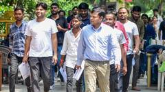 'इतनी दूर सेंटर देने का क्या फायदा', पीईटी परीक्षा देने आए छात्रों ने व्यवस्था पर उठाए सवाल