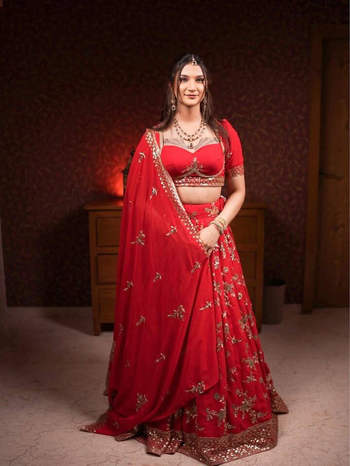 अनाया बांगड़ को पहले आर्यन बांगड़ के नाम से जाना जाता था. आर्यन पूर्व क्रिकेटर संजय बांगड़ के बेटे थे जो अब बेटी बन चुकी है. आर्यन भी अपने पिता की तरह क्रिकेटर ही बनना चाहते थे लेकिन किस्मत को कुछ और मंजूर था.