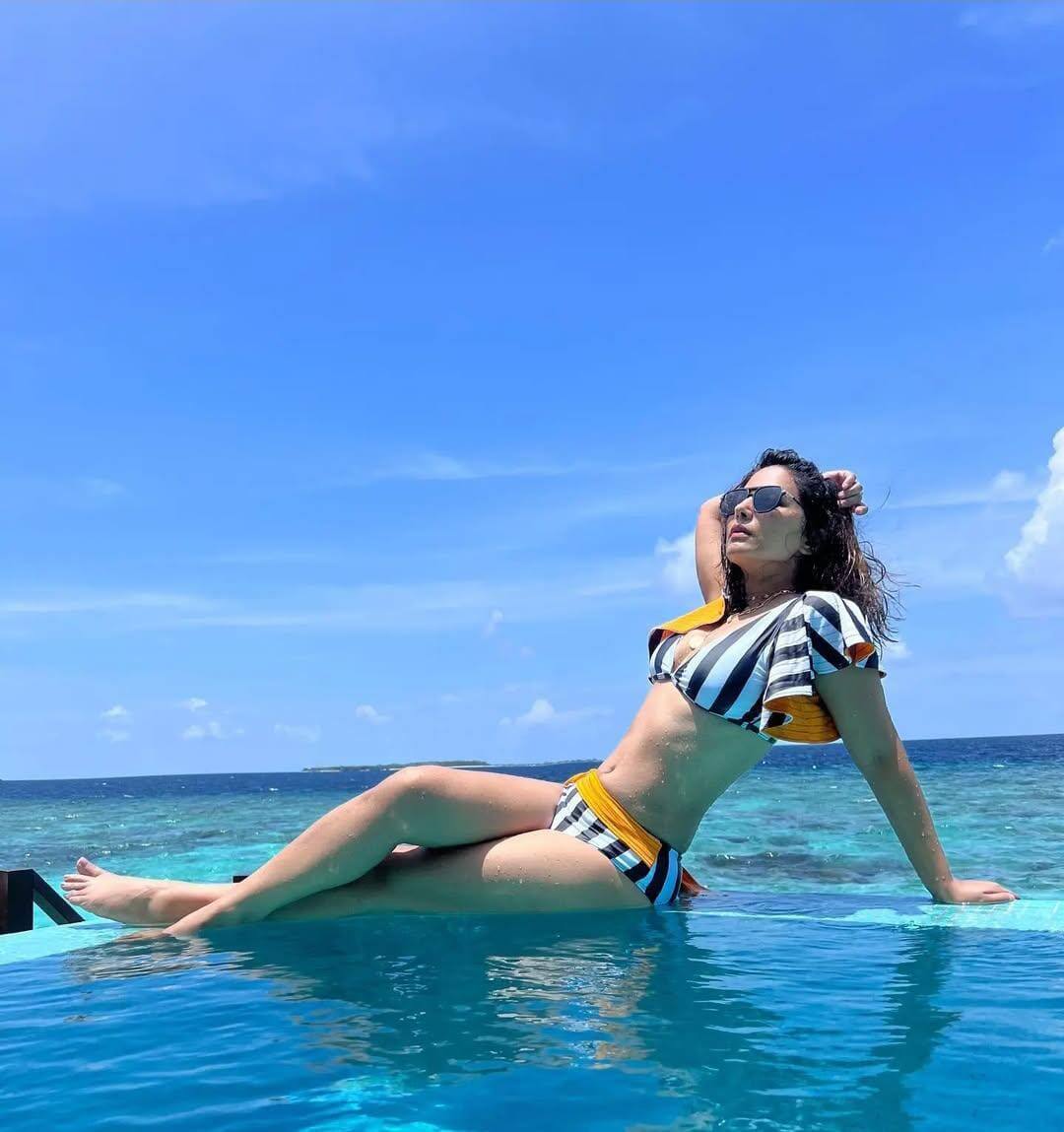 Hina Khan looks very beautiful in this black and white striped bikini. By sharing these pictures on social media, he increased the heartbeat of fans. While enjoying vacation, he shared these pictures with fans, which the users liked very much. Talking about the workfront, these days Hina Khan is seen with her husband Rocky Jaiswal in Colors show 'Husband Wife and Panga'.