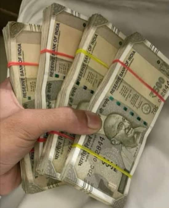 சென்னை ATM-ல் 5 லட்சம் பணம்! நேர்மையுடன் ஒப்படைத்த இளைஞர்: போலீஸ் பாராட்டு - நடந்தது என்ன? Mechanic hands over Rs 5 lakhs to police after finding unclaimed money in SBI Bank ATM Chennai Tnn சென்னை ATM-ல் 5 லட்சம் பணம்! நேர்மையுடன் ஒப்படைத்த இளைஞர்: போலீஸ் பாராட்டு - நடந்தது என்ன?