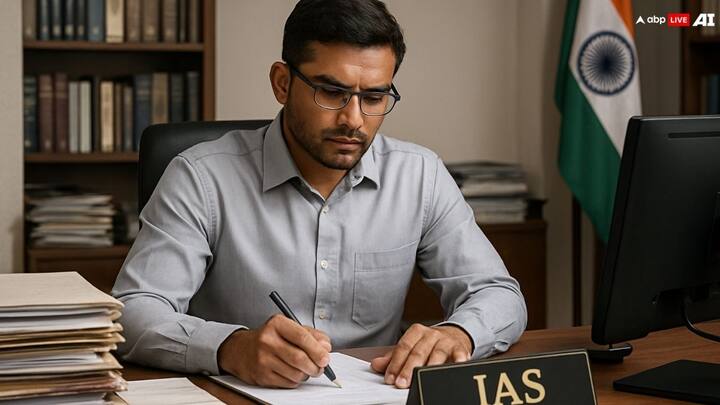 IAS Officer Without Cracking UPSC Exam: कई राज्यों में PCS अफसरों को उनकी सेवा और अनुभव के आधार पर IAS कैडर में प्रमोशन मिल जाता है. आइए जानते हैं डिटेल्स...