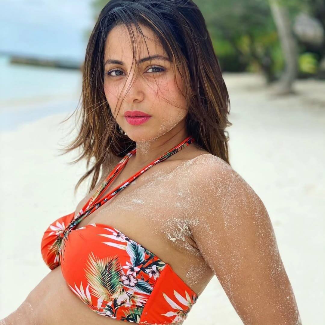 Hina Khan shared these pictures of her Maldives Trip on social media. In viral pictures, the actress was seen in a floral bikini and the fans also fiercely showered their love on these pictures. In the viral photo, it can be seen that the actress has made hundreds of people a glamor by giving stylish poses in a floral halter neck bikini. In a no makeup look, this look is really enough to make the hair side partitioning the hair.