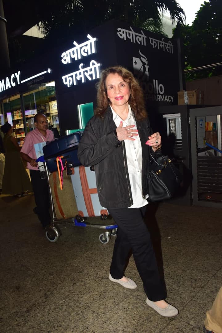 The most special thing in this airport look was that he had a statue of colorful Ganesha in his hands. This was not only showing his religious spirit.