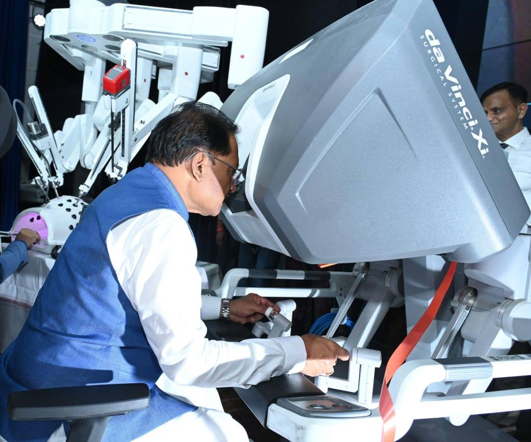 CM साय ने एम्स रायपुर में किया रोबोटिक सर्जिकल सिस्टम का शुभारंभ, नाम दिया 'देव हस्त