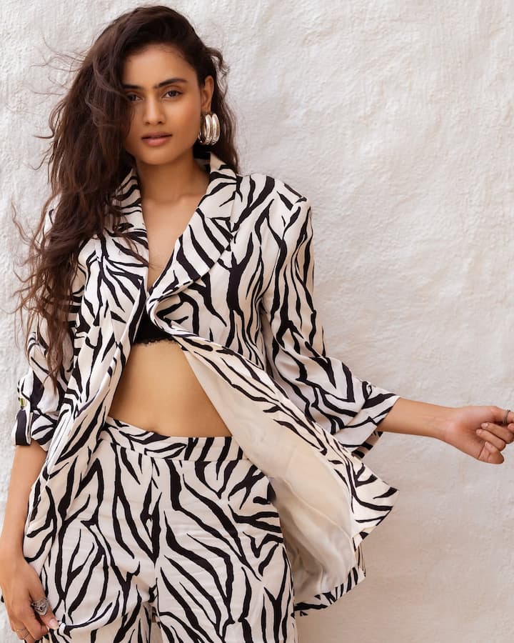 Janaki is making this stylish look even more special, his style looks very elegant with earrings and open hair.