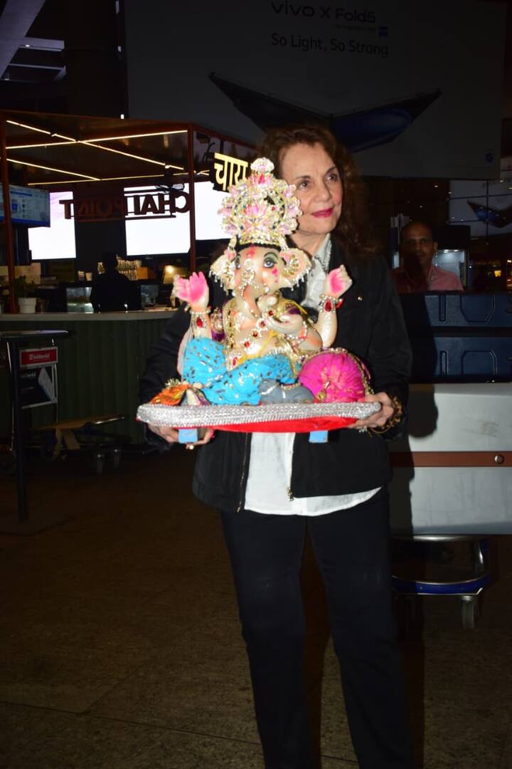 एयरपोर्ट पर आज सुबह बॉलीवुड की वेटरेन एक्ट्रेस मुमताज़ ने एक बार फिर साबित कर दिया कि असली खूबसूरती न सिर्फ पहनावे में होती है, बल्कि सेल्फ कॉन्फिडेंस, सादगी और डीसेंसी में भी छुपी होती है.