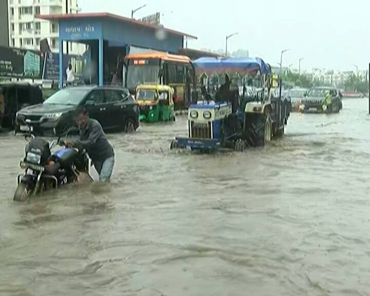માધાપર ચોકડી, અમીન માર્ગ અને શીતલ પાર્ક સહિતના વિસ્તારોમાં પાણી ભરાવાના કારણે વાહનો બંધ પડી ગયા હતા, જેનાથી વાહનચાલકો ભારે પરેશાન થયા હતા અને તેમને ધક્કા મારવાની ફરજ પડી હતી.