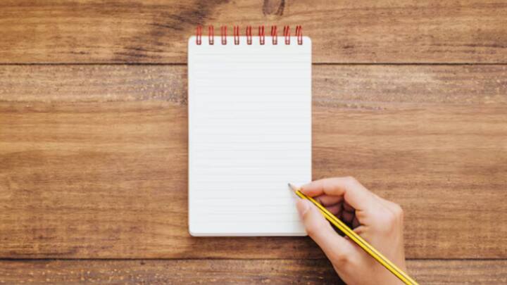 হাতে লেখা মানে শুধুই পর পর অক্ষর সাজানো নয়। খাতার পাতায় আঁকিবুকি কাটি আমরা, ছবি আঁকি। এতে সৃজনশীলতাও বাড়ে।