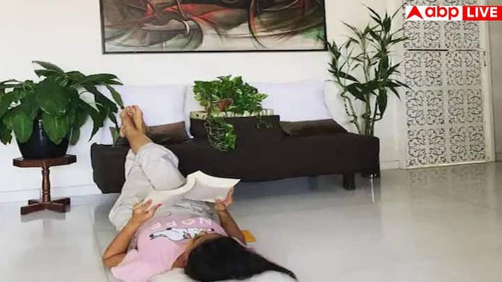 उनके बेडरूम को भी क्लासी और सादा अंदाज में सजाया गया है. हल्के रंगों की दीवारें और सलीके से रखा गया फर्नीचर कमरे को बेहद शांत और आरामदायक माहौल देता है. वाकई, उनके घर का हर कोना देखने लायक है.