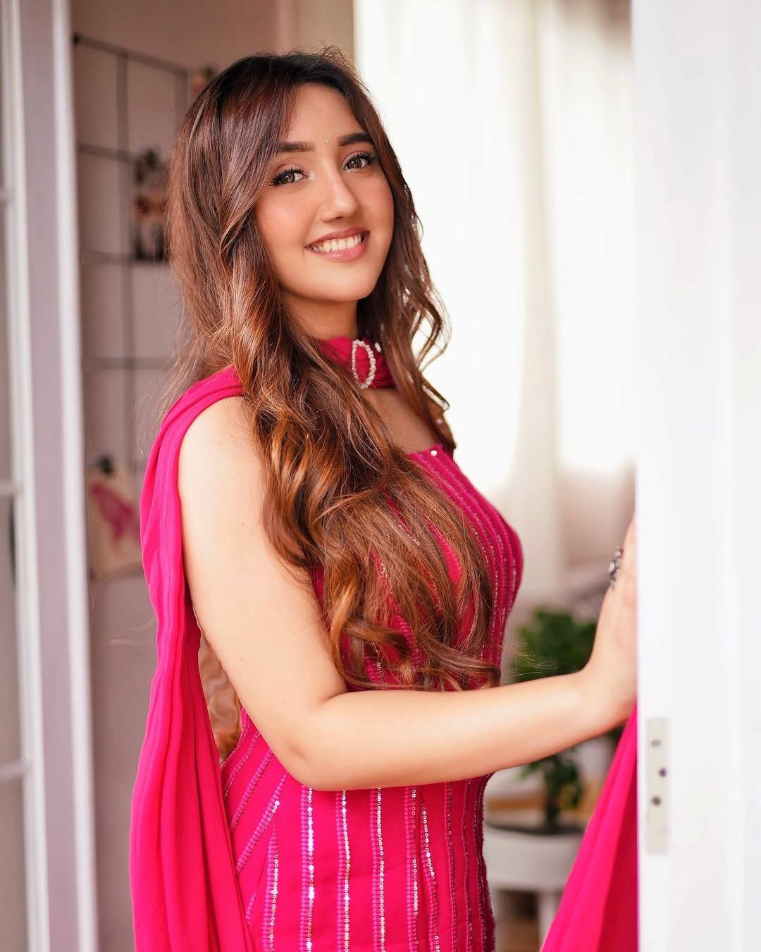 In this photo too, it is difficult to remove the beauty of Ashnoor Kaur. She is looking very cute in a sleeveless suit of pink color. With this outfit, he has applied lip gloss while doing light makeup. Also, you have completed your overall look by doing soft curls in hair.