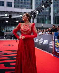 टोरंटो फिल्म फेस्टिवल में लाल परी बन लहराईं हुमा कुरैशी, डिजाइनर ड्रेस में तस्वीरें मचा रहीं तहलका