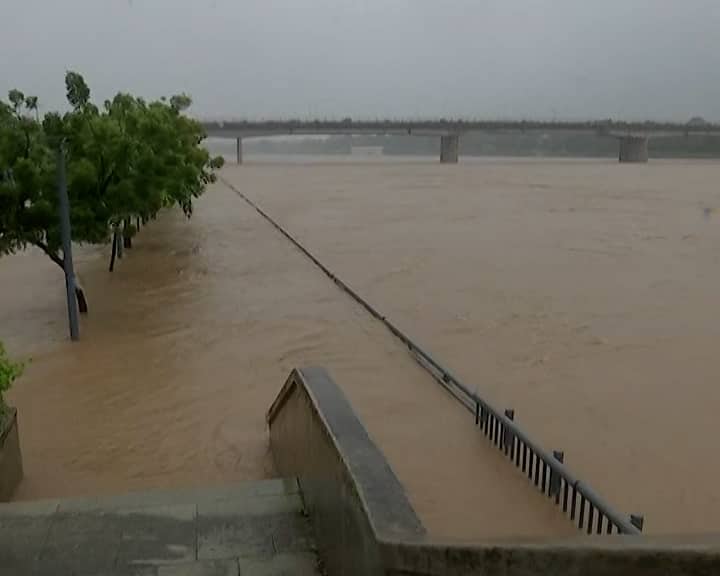ધરોઈ અને સંત સરોવર ડેમમાંથી પાણી છોડાતા સાબરમતી નદીની સપાટી વધી, તંત્ર એલર્ટ પર; નાગરિકોને નદી કિનારે ન જવાની અપીલ.