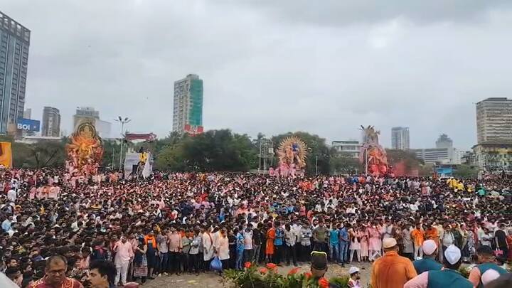 लालबागचा राजा गिरगाव चौपाटीच्या जवळ पोहोचला. लालबागचा राजाच्या रथावर अनंत अंबानी हेदेखील उपस्थित आहेत. लालबागचा राजाला पाहण्यासाठी गिरगाव चौपाटीवर मोठी गर्दी आहे.