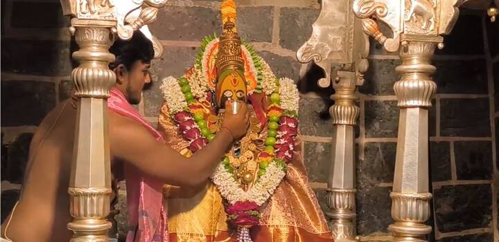 रात्री नऊ वाजून 57 मिनिट ते दीड वाजेपर्यंत चंद्रग्रहण कालावधीत देवीला सोवळ्यात ठेवलं जाईल.
