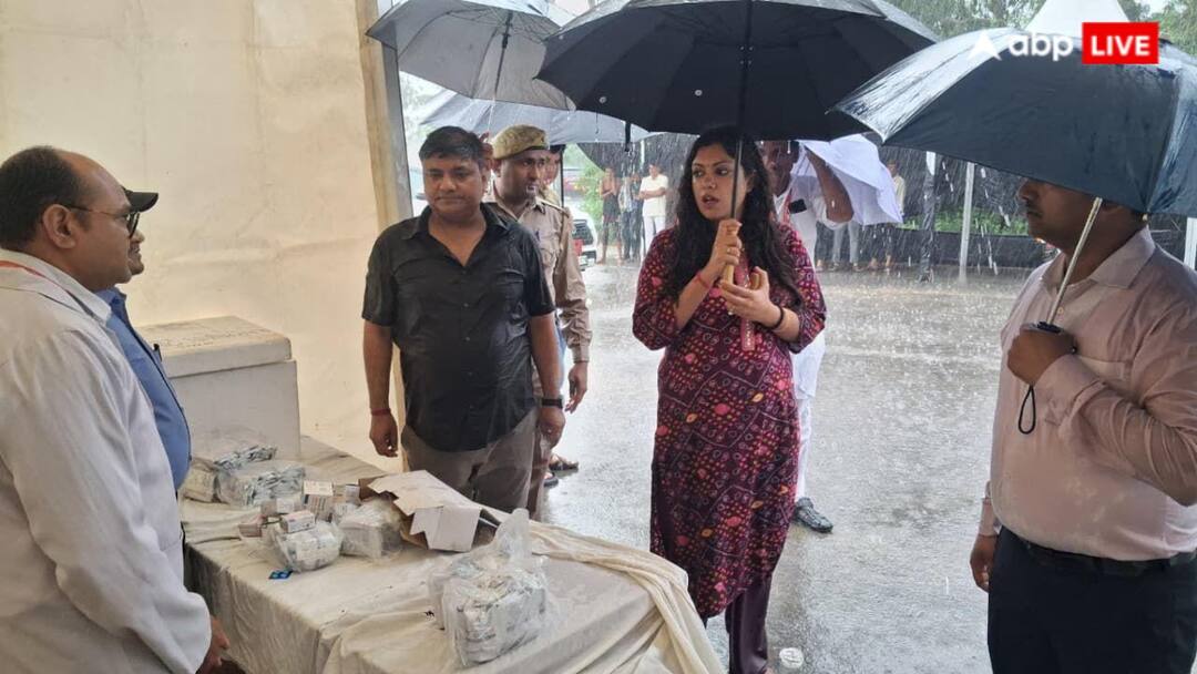 नोएडा में बाढ़ प्रभावित लोगों के लिए आगे आया प्रशासन, DM ने उठाया ये कदम Up Noida and greater Noida DM inspection yamuna flood affected people and systems or shelters ann नोएडा में बाढ़ प्रभावित लोगों के लिए आगे आया प्रशासन, DM ने उठाया ये कदम