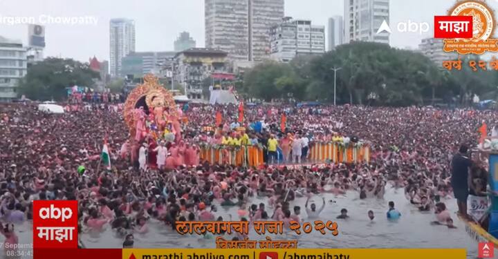 अवघ्या काही क्षणांतच लाडका बाप्पा विसर्जित होईल.